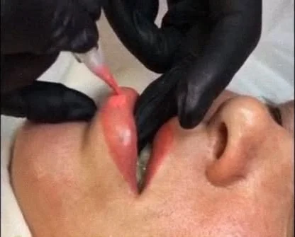 Permanent makeup på läppar, färg och kontur