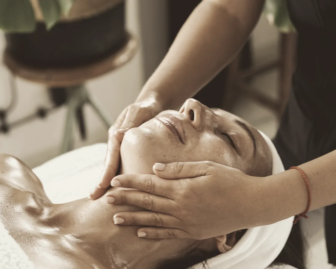 Avslappnande ansiktsmassage med varma händer