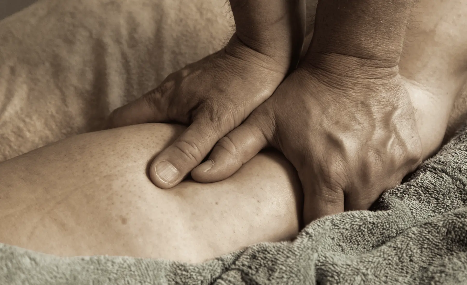 Avslappnande massage i dämpad klinikmiljö