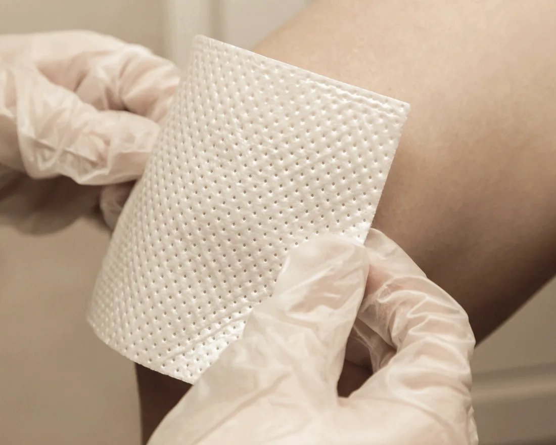 Vaxremsa trycks fast mot armen under behandling